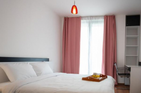 Sunny 1BDR Apartment near Center